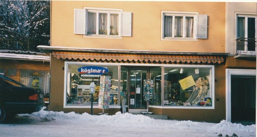 Historische Aufnahme aus den 90er Jahren einer Geschäfts von Köglmayr im Schnee.