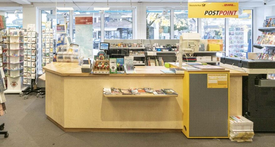 Blick auf einen Postschalter der deutschen Post bei Fa. Koeglmayr.