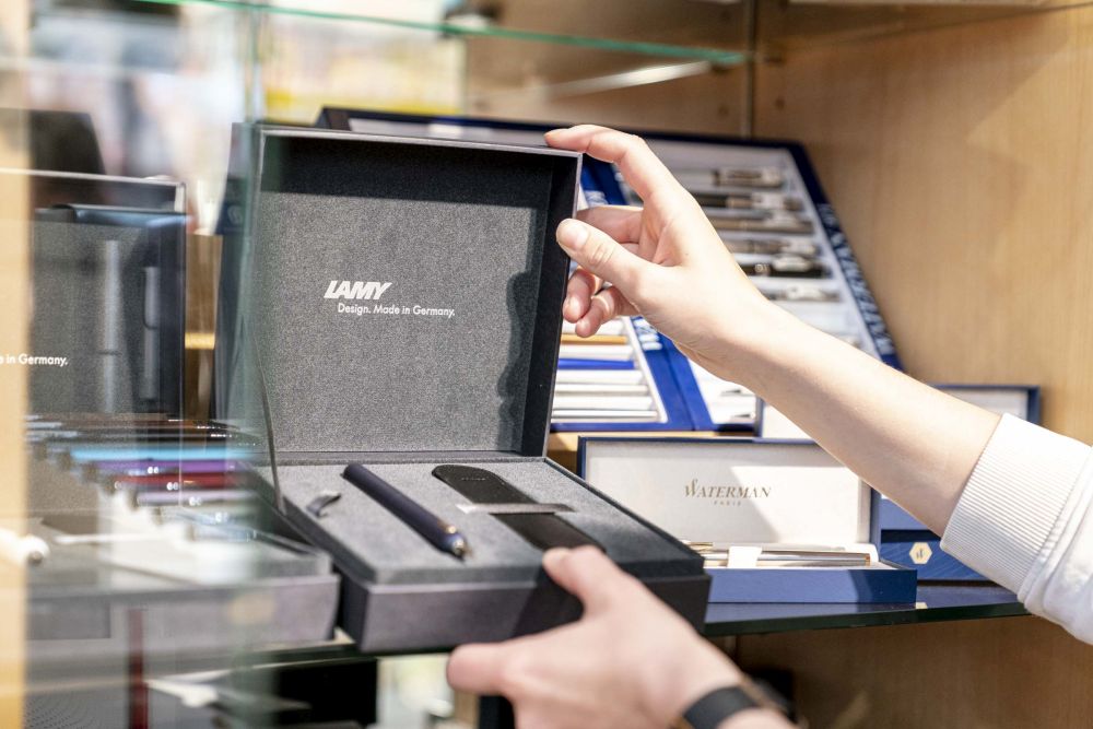 Schreibset von Lamy in Geschenkverpackung wird aus dem Rwgal genommen. 