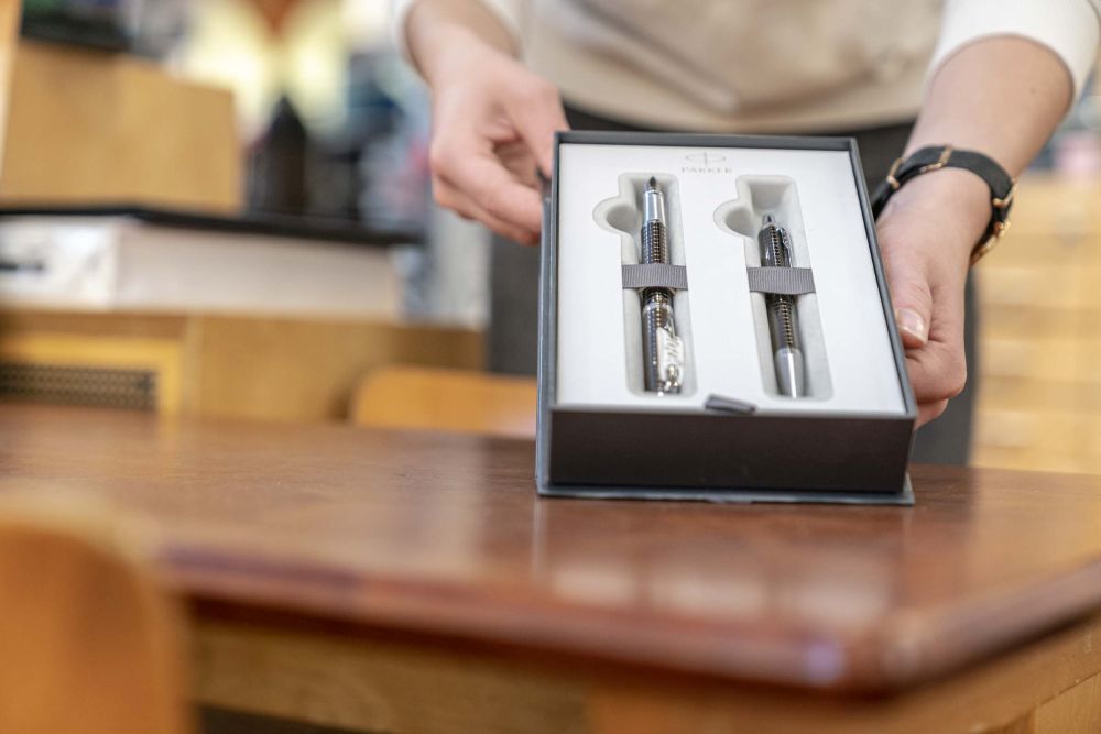 Präsentation eines Schreibset von Parker in einer Geschenkverpackung. 