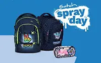 Hintergrund in zwei Blautönen auf denen zwei satch-Rucksäcke und ein Mäppchen zu sehen sind. Daneben steht "satch Spray Day".