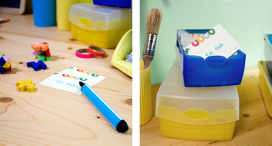 Collage mit 2 Bildern. Auf dem linken Bild liegt ein blauer Stift auf einem Holztisch. Mit dem Stift wurden Karteikarten beschriftet. Neben den Karteikarten liegen bunte Puzzleteile. Im Hintergrund ist eien gelbe Karteikarten-Box zu sehen. Auf dem rechten Bild sind eine gelbe und eine blaue Karteikarten-Box der Marke HAN übereinander gestapelt. Die obere blaue Box ist geöffnet und es liegen beschriftete Karteikarten drin.