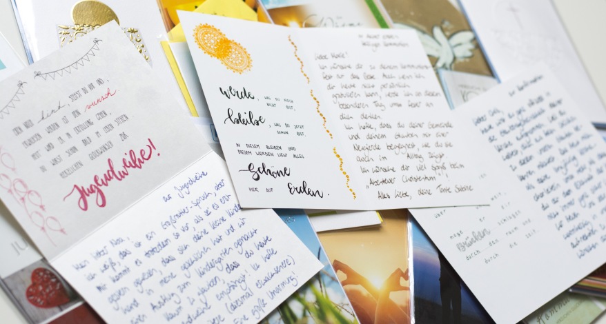 Mehrere handgeschriebene Glückwunschkarten zur Jugendweihe, Kommunion und Konfirmation.