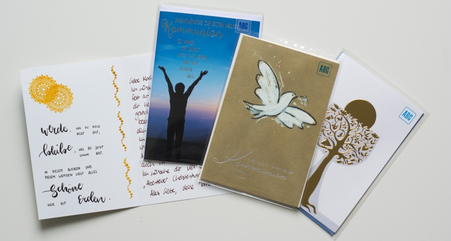 Mehrere Glückwunschkarten zur Jugendweihe, Kommunion und Konfirmation und handgeschriebener Text.