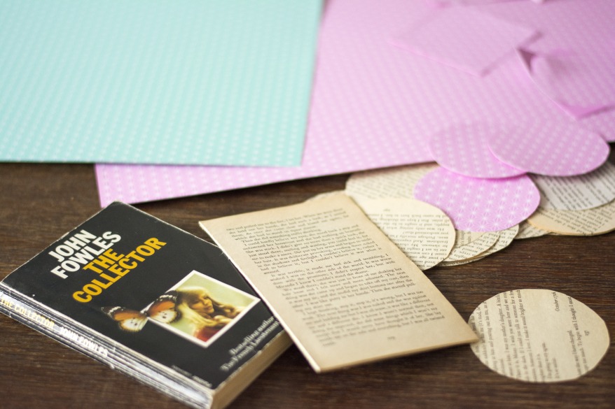 Alte Buchseiten und Bastelpapier liegen bereit für DIY-Girlande