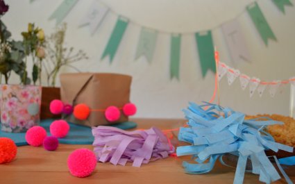 Nahaufnahme von Pompons und Tasseln für DIY-Partydeko.