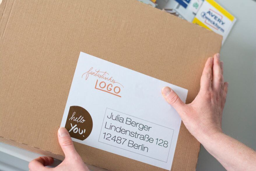 Paket mit Absenderetikett und Logo-Sticker „hello you“
