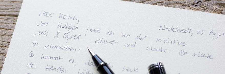 Nahaufnahme eines handgeschriebenen Briefs, in dem steht: "Lieber Mensch, über Kollegen habe ich von der Initiative "Stift und Papier" erfahren und wusste: Das möchte ich mitmachen!"