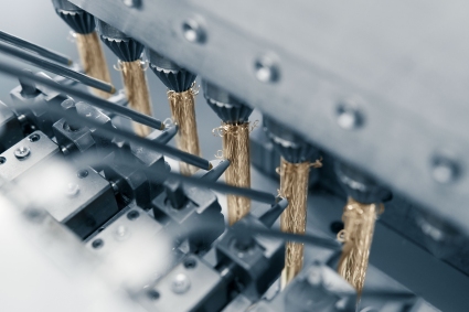 Mit einer Maschine wird ein Muster in einen Füller graviert.