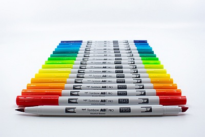 Tombow ABT PRO Marker in Regenbogenfarben ordentlich aufgereiht.