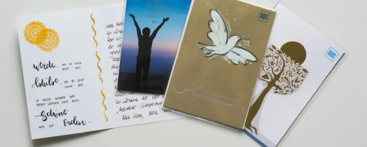 Karten zur Kommunion und Konfirmation liegen auf einem Tisch