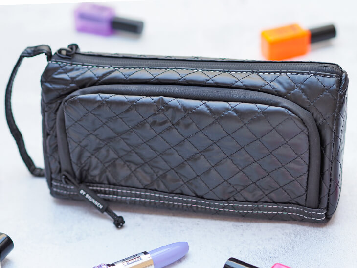 Eine schwarzes Mäppchen im Handtaschen-Look von BRUNNEN. Foto: Johanna Rundel