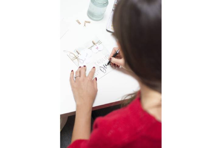 DIY-Karte wird per Hand mit Schriftzug gestaltet