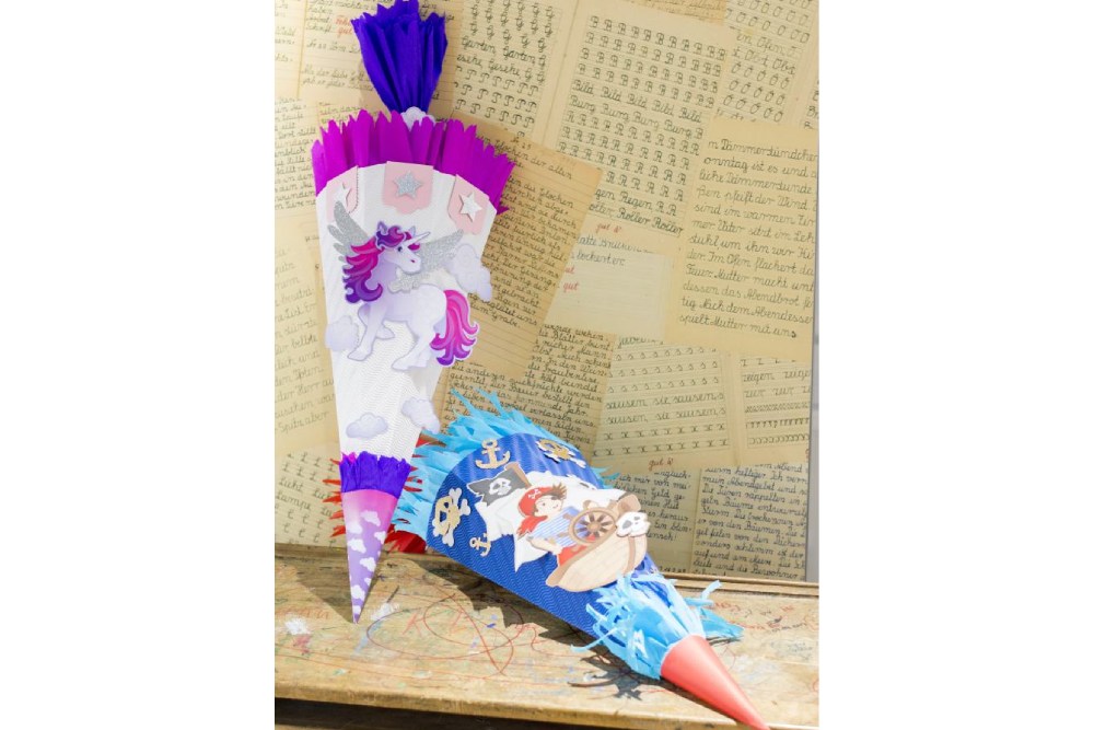 2 fertig gebastelte Schltüten aus den Bastel-Sets von Heyda mit Piraten- und Einhorn-Motiv.