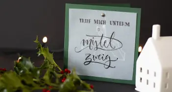 Mit unserer Vorlage können Sie ganz einfach eine Weihnachtskarte mit Transparentpapier basteln! Mehr bei Krumb in Mannheim und im Onlineshop.