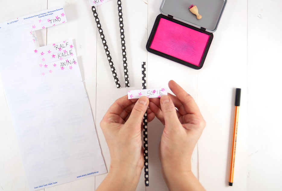 Namensschilder für Trinkhalme werden vorbereitet