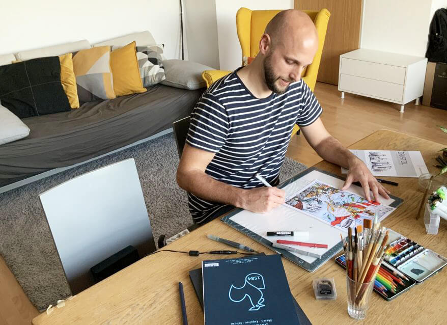 Max Tiedtkes bei der Arbeit am Schreibtisch