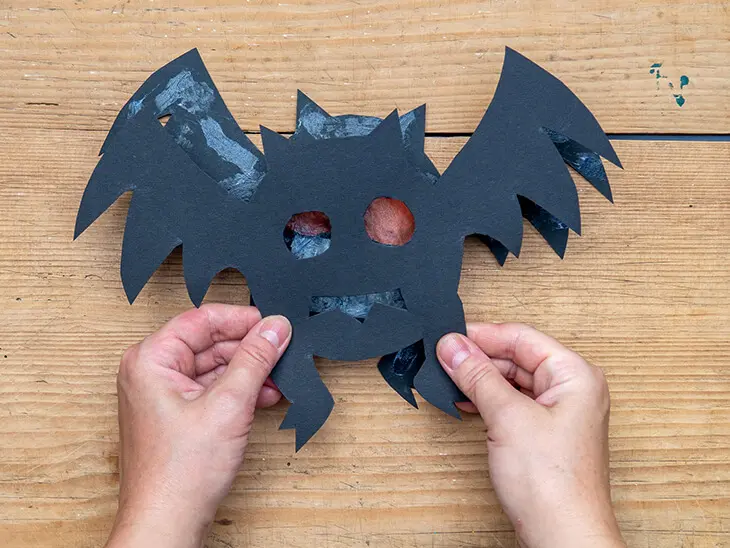 Jemand klebt Fledermäuse aus HEYDA-Fotokarton aufeinander. Foto: Johanna Rundel