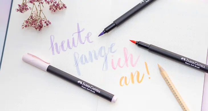In einem Bullet Journal steht „heute fange ich an!“ daneben liegen Stifte von Faber-Castell. Foto: Johanna Rundel