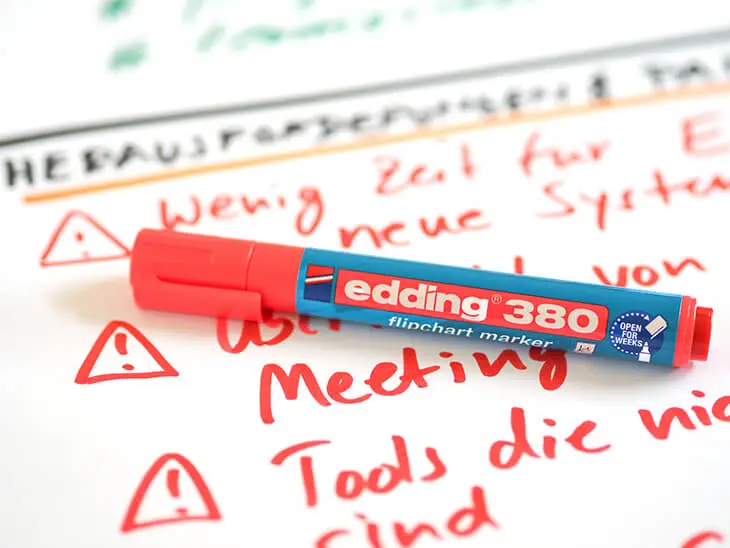 Roter Flipchart-Marker von edding auf beschriftetem Chart. Foto: Johanna Rundel