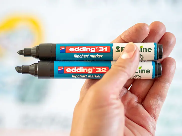 Jemand hält zwei Flipchart-Marker von edding in die Kamera. Foto: Johanna Rundel