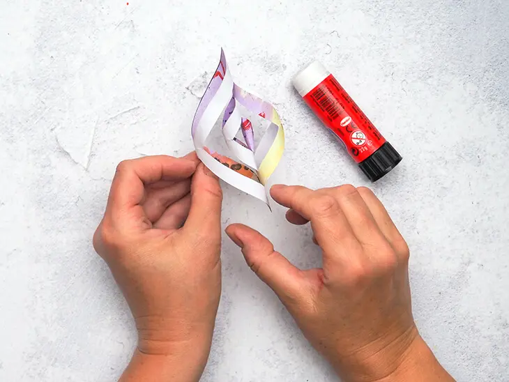 Jemand klebt einen bunten Papierstern zusammen. Foto: Johanna Rundel