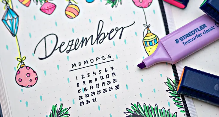 Dezember-Deckblatt im BuJo, darauf Textmarker von STAEDTLER. Foto: Johanna Rundel