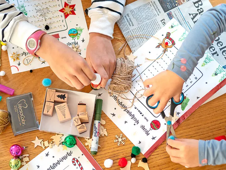 Zwei Kinder basteln mit HEYDA und KNORR prandell Material. Foto: Johanna Rundel