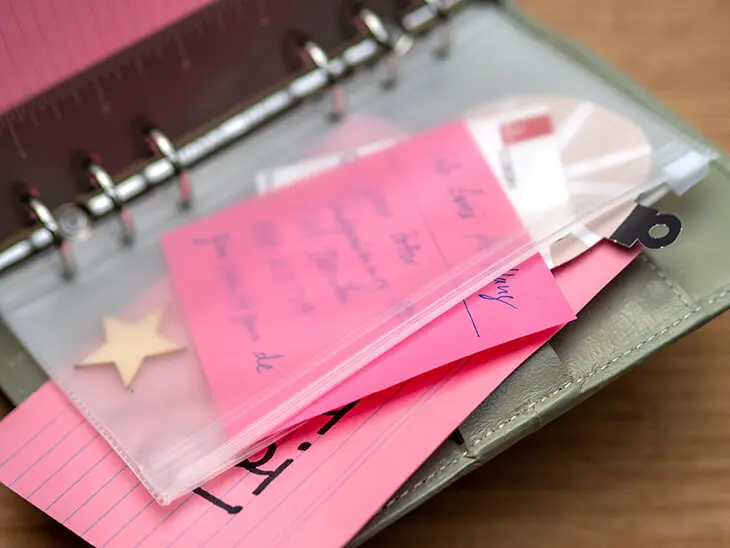 Gefüllte Klarsichttasche mit Reißverschluss in einem Filofax Reisetagebuch. Foto: Johanna Rundel