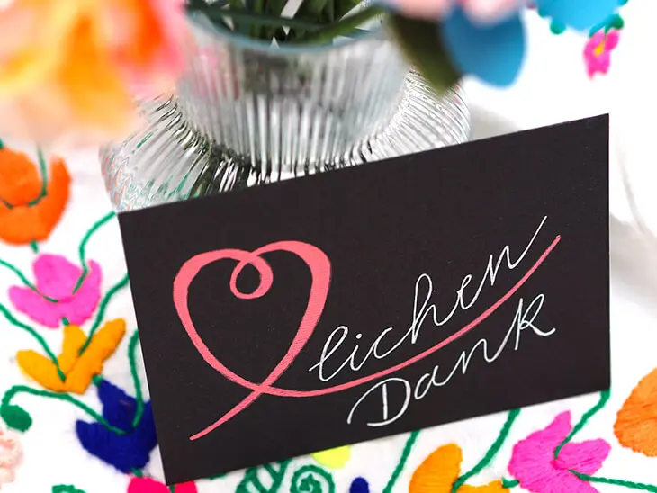 Schwarze Karte auf die mit Stiften von Sakura "Herzlichen Dank" gelettert wurde. Foto: Johanna Rundel