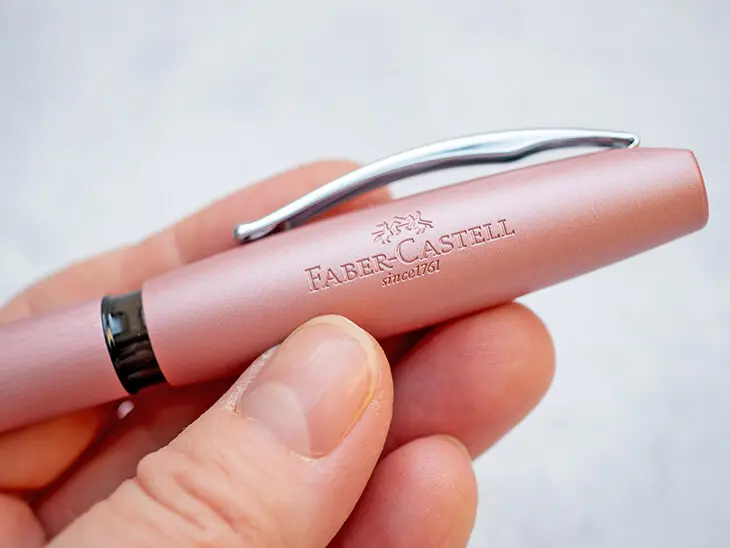 Jemand hält einen rosa Füller von Faber-Castell ganz nah in die Kamera. Foto: Johanna Rundel