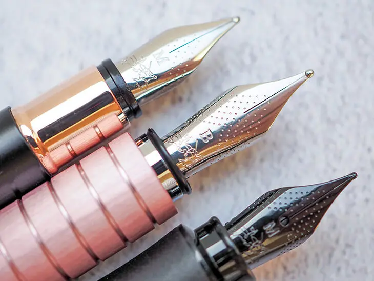 Nahaufnahme der Federn dreier Füllfederhalter von Faber-Castell. Foto: Johanna Rundel