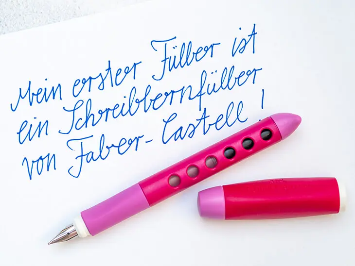 Ein pinker Schreiblernfüller von Faber-Castell liegt auf einem beschriebenen Blatt. Foto: Johanna Rundel