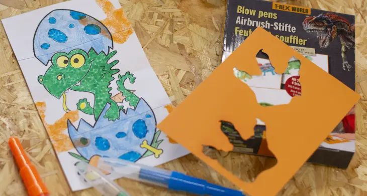 Eine Einladung zum Kindergeburtstag mit dem Drachen Furzipups ist mit Airbrush-Stiften von Coppenrath gestaltet