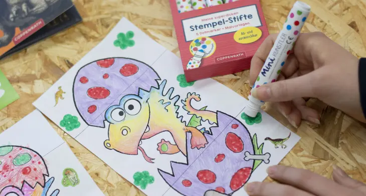 Eine Einladung zum Kindergeburtstag mit dem Drachen Furzipups wird mit Stempelstiftenvon Coppenrath gestaltet