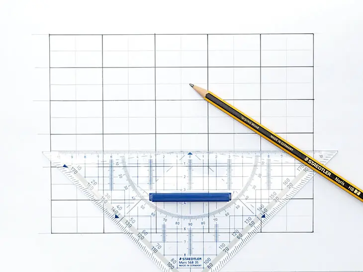 Auf einer geometrischen Zeichnung liegen Geometrie-Dreieck und Bleistift von STAEDTLER. Foto: Johanna Rundel