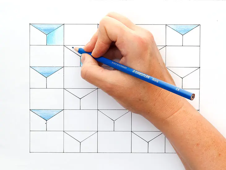 Jemand malt mit einem blauen STAEDTLER Buntstift eine optische Täuschung aus. Foto: Johanna Rundel
