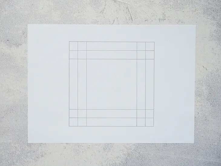 Gezeichnetes Quadrat mit nach innen versetzten Linien auf weißem Blatt: Foto: Johanna Rundel