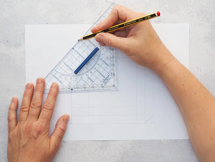 Jemand zeichnet mit einem STAEDTLER Bleistift diagonale Linien an ein Quadrat. Foto: Johanna Rundel