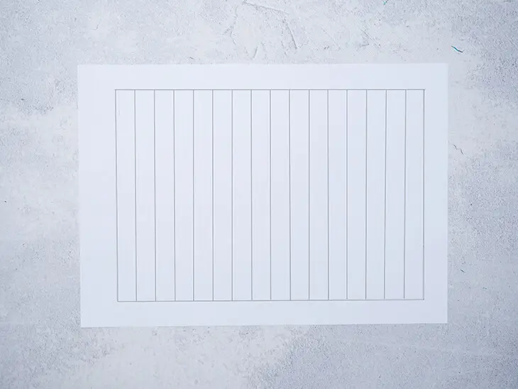 Ein Blatt Papier mit einem gezeichneten Streifenmuster. Foto: Johanna Rundel