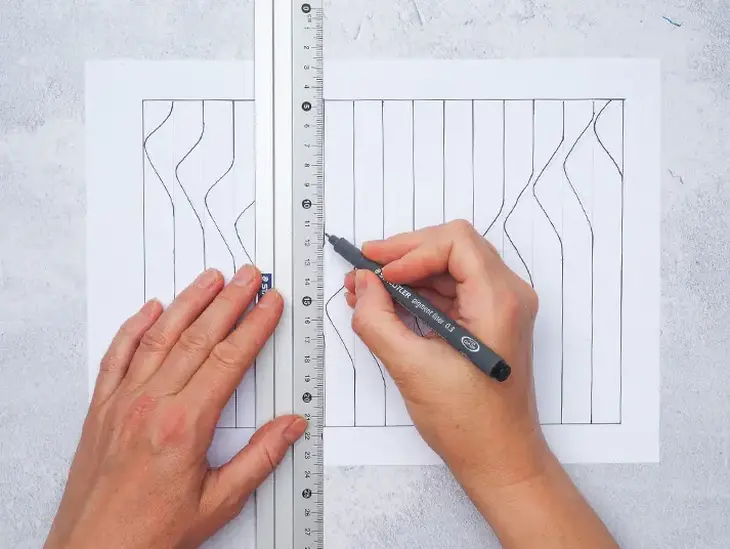 Jemand zeichnet mit einem STAEDTLER Fineliner ein Wellenmuster. Foto: Johanna Rundel