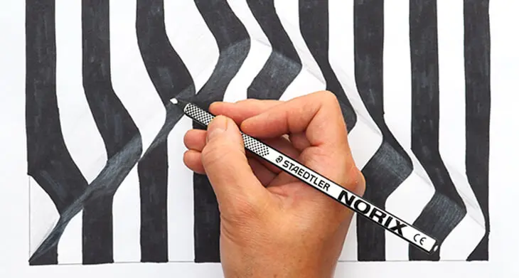 Jemand zeichnet mit einem Stift von STAEDTLER eine optische Täuschung. Foto: Johanna Rundel