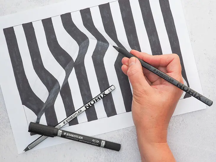 Jemand zeichnet mit einem Stift von STAEDTLER eine optische Täuschung. Foto: Johanna Rundel