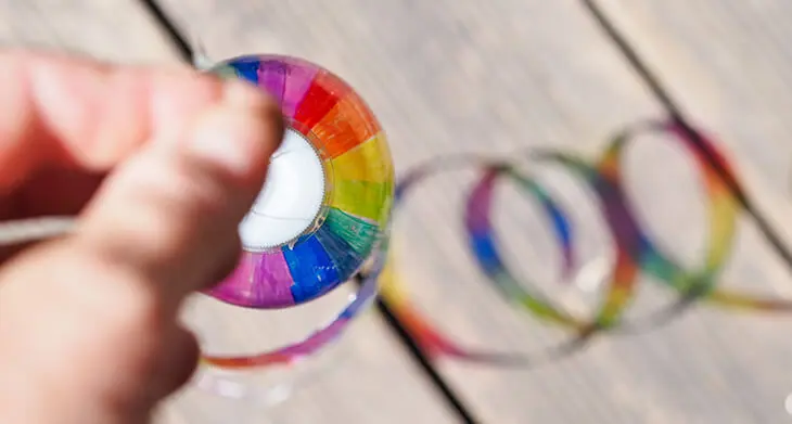 (Jemand hält einen DIY-Sonnenfänger aus einer PET-Flasche ins Licht. Foto: Johanna Rundel
