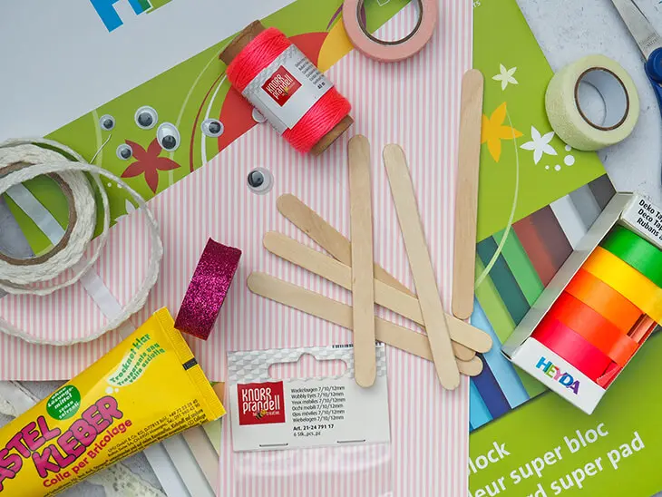 Verschiedene Bastelmaterialien von HEYDA und KNORR prandell. Foto: Johanna Rundel