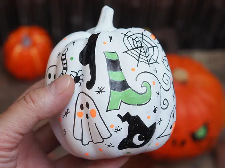 Kürbis auf den mit Markern von STAETDLER Halloween-doodles gemalt wurden. Foto: Johanna Rundel