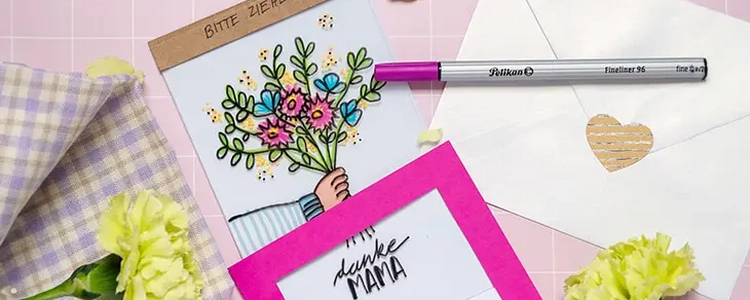Blumenstrauß auf Transparentpapier gemalt, daneben ein lila Pelikan Fineliner und ein Umschlag für eine Karte