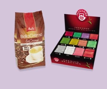 Kaffee und Tee vor lila Hintergrund.