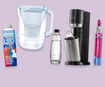 Wasser vor lila Hintergrund