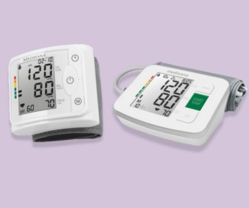 Blutdruckmessgeräte vor lila Hintergrund.